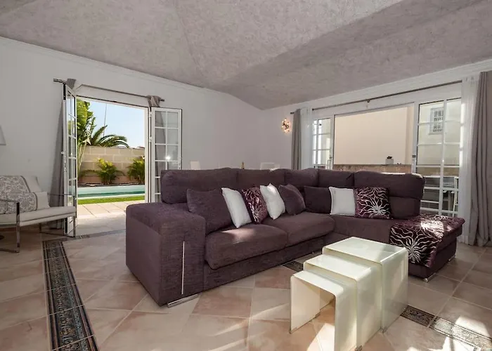 Villa Vanesa Luxury Private With A Heated Pool, 4 Bedrooms And 4 Bathrooms *